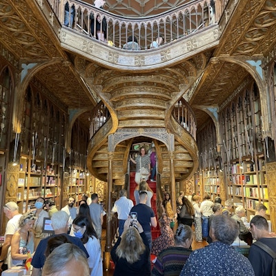 Oversiktsbilde over bokhandel med fantastisk utsmykning og en spesiell trapp.