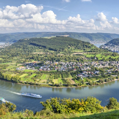 Pittoresk sving av elven Rhinen nær byene Filsen og Boppard, Tyskland, Rheinland-Pfalz