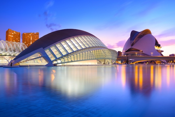 Valencia, Spania - 31. juli 2016: Byen for kunst og vitenskap og dens refleksjon i vannet i skumringen. Dette komplekset av moderne bygninger ble designet av arkitekten Santiago Calatrava