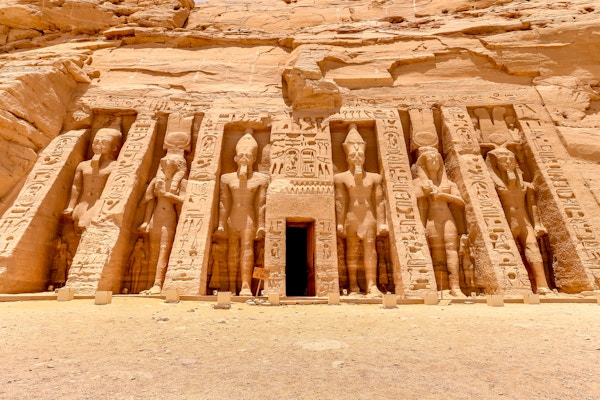 Templet til Hathor og Nefertari, dedikert til gudinnen Hathor og Ramesses IIs dronning, Nefertari, i Abu Simbel, Egypt, Afrika