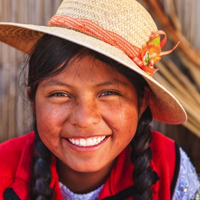 Uros er et Inkafolk som bor på førtito flytende øyer på Titicacasjøen ved Puno, på grensen mellom Peru og Bolivia. Øyene danner tre hovedgrupper: Uru-Chipayas, Uru-Muratos og Uru-Iruitos. De to sistnevnte ligger fremdeles på den bolivianske siden av Titicacasjøen og Desaguadero-elven. Urosene bruker bunter med tørket totorasiv for å lage sivbåter (ballastsmatter), og for å lage selve øyene. Uros-øyene på 3810 moh ligger bare fem kilometer vest fra Puno- havnen.