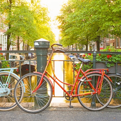 Sykler på broen i Amsterdam, Nederland