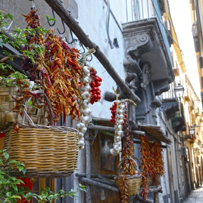Smal gate i Sorrento, med tradisjonell dagligvare i forgrunnen