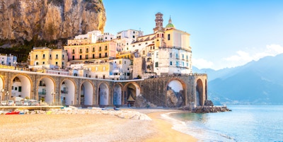 Morgenutsikt over Amalfi bybilde på kysten av Middelhavet, Italia