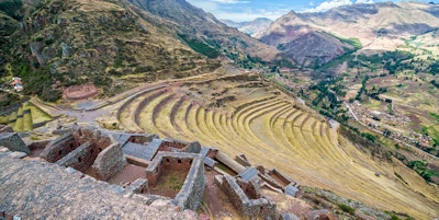 Ruiner og terrasser ved Pisac i Sacred Valley nær Cusco, Peru