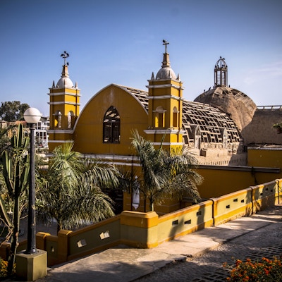 Gult hus med palmer og annen bebyggelse i Barranco i Lima