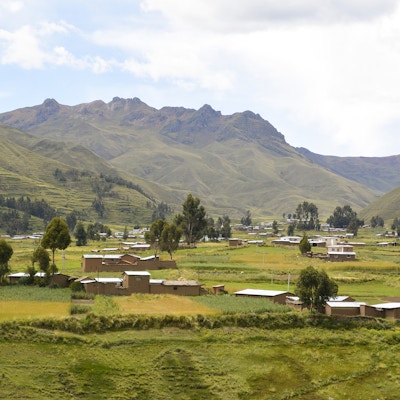 Urumbambadalen ligger vakkert plassert ved foten av de mektige Andesfjellene.