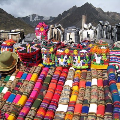 Diverse gjenstander på marked i Peru.