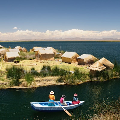 Peru, flytende Uros-øyene ved Titicacasjøen.