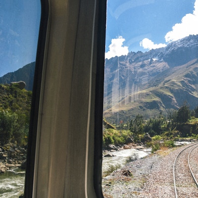 Fra togvinduet på vei til Machu Picchu