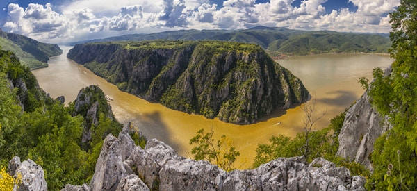 The Iron Gates er et juv ved Danubeelven. Juvet er hovedattraksjonen i Djerdap Nasjonalpark, Serbia