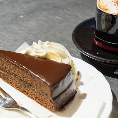 Sacher Torte eller sjokoladekake servert med frisk krem og kaffe