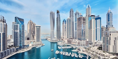 Oversiktsbilde over Dubai marina med skyskrapere.