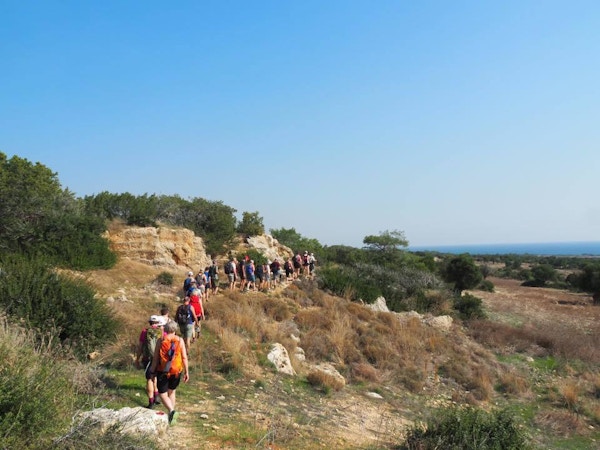 Turgåere på Nord-Kypros vandrer mot Middelhavet for en svømmetur