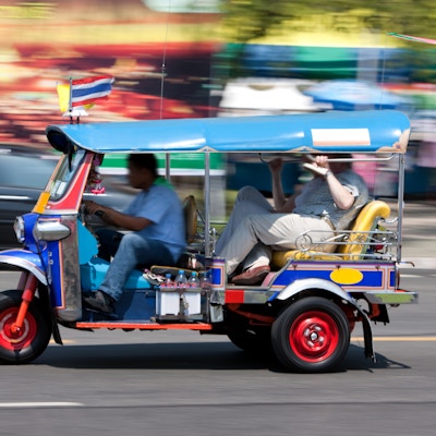 Tuk-tuk med vestlige turister, Bangkok, Thailand.
