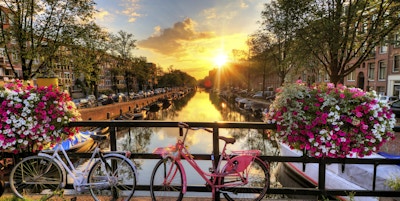 Vakre Amsterdam i solnedgang