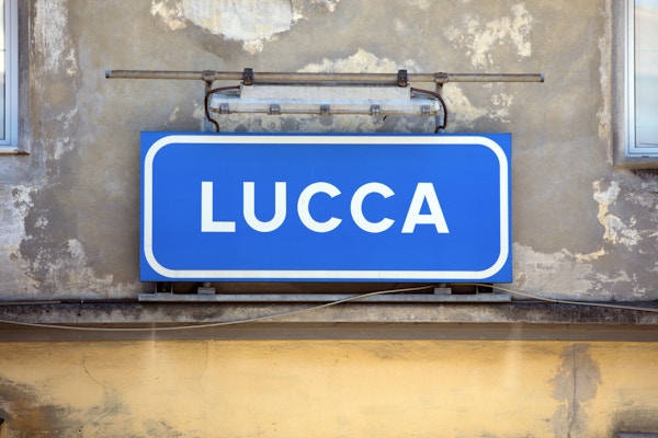 Lucca Italia skilt på togstasjonen