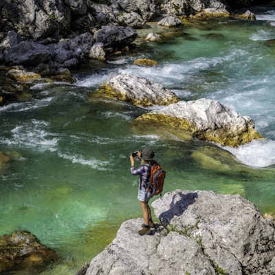 Den unge kvinnen liker elven Soa, Trenta-dalen, Primorska, Slovenia, Europa