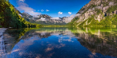 Fargerik sommermorgen på Bohinj-innsjøen i Triglav nasjonalpark Slovenia, Alpene, Europa.