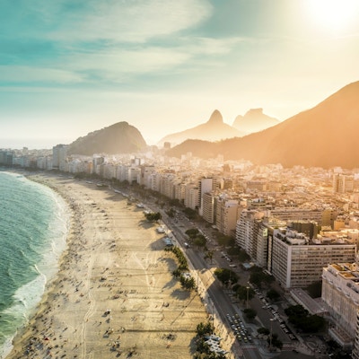 Flyfoto av den berømte Copacabana-stranden i Rio de Janeiro, Brasil