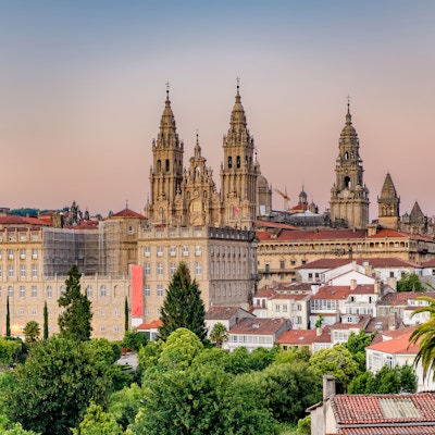 Disig solnedgang over monumentale Santiago de Compostela, katedral og bybilde.