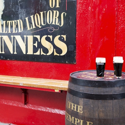 Pints of Guinness beer sitter på et fat utenfor Temple Bar, etablert i 1840 og ligger i Temple Bar-distriktet i Dublin, Irland