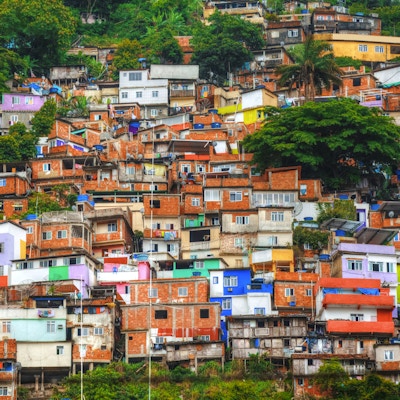 Fargerike malte bygninger av Favela i Rio de Janeiro Brasil