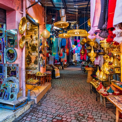 Typisk soukemarked i Medina i Marrakech, Marokko