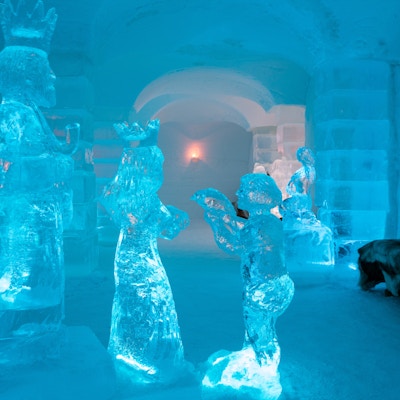 Fire skulpturer av is i form av konger og prinsesser