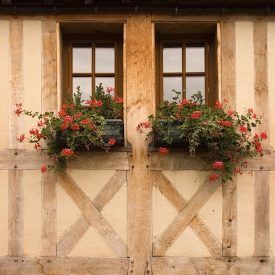 Tømmer innrammet bygning i den middelalderske byen Honfleur, Normandie, Frankrike.