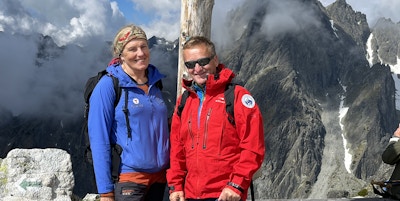 To personer på toppen av fjell med fantastisk utsikt.