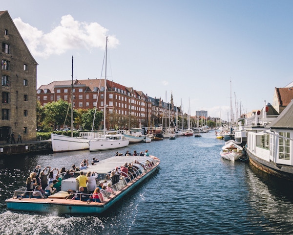 En turistbåt som cruiser gjennom Københavns kanaler