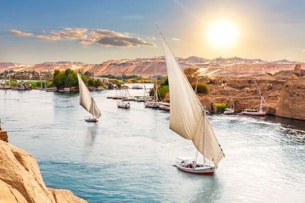 Tradisjonelle Nilen seilbåter nær bredden av Aswan, Egypt.