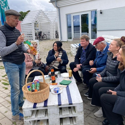 Piknik med lokale smaker under guidet tur utenfor Tallinn