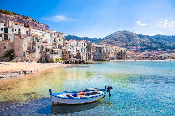 Vakker gammel havn med tre fiskebåt i Cefalu, Sicilia, Italia.