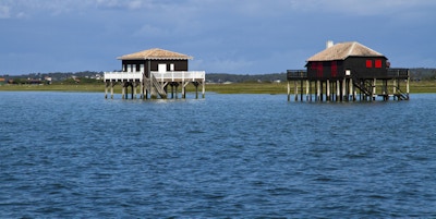 De berømte hyttene nær Bird Island ved høyvann og lavvann.