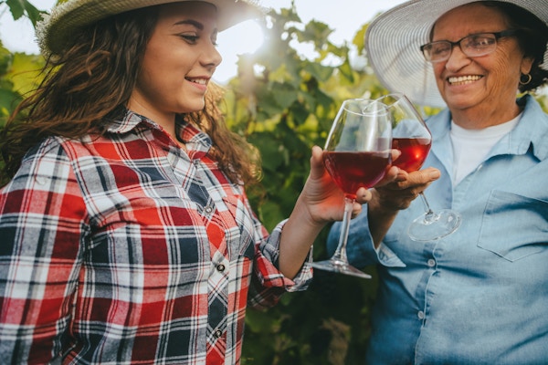 Bestemor og barnebarn på en vingård