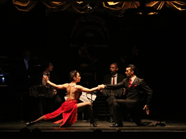 To personer finkledde som danser tango på en klubb