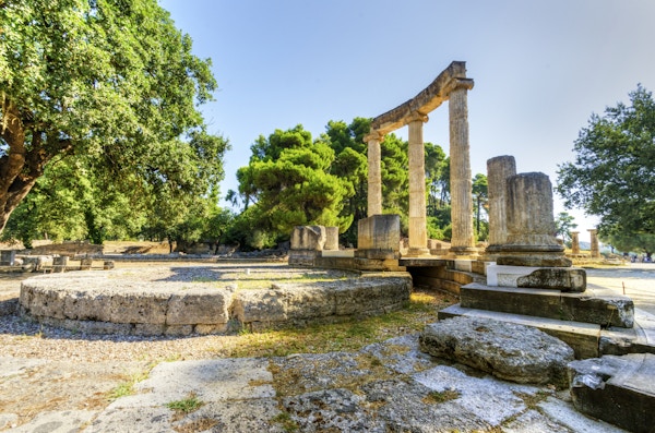 Ruinene av det gamle stedet Olympia, nærmere bestemt Philippeion i Altis of Olympia, som var et jonisk sirkulært minnesmerke av elfenben og gull. De olympiske leker kommer derfra.