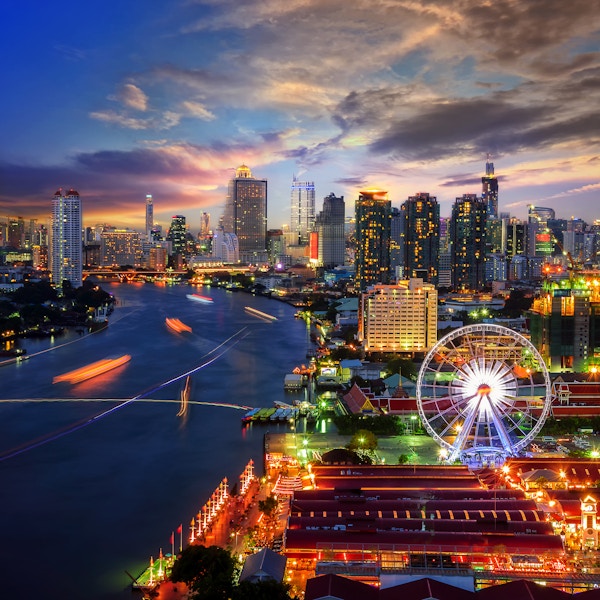 Bybilde i Bangkok. Kveldsutsikt mot Bangkoks businessdistrikt i skumringen
