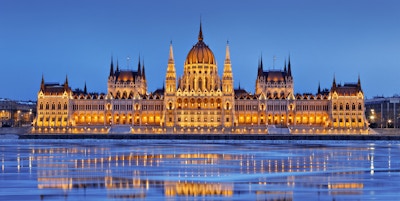 Parlamentet i skumringen, Icy Danube River, Budapest, Ungarn