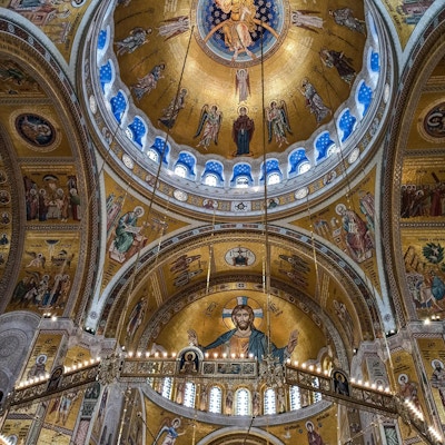 Malerier inne fra kuppelen i en kirke i gull og blått