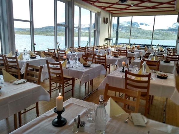 Restaurant lokalet på Hotel Finse1222 med nydelig utsikt over sjøen