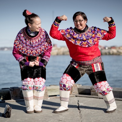 To damer i nasjonaldrakter på Grønland.