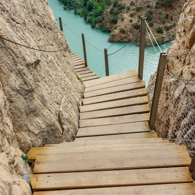 Topp utsikt over farlig tursti over vertikal vegg, El Caminito del Rey