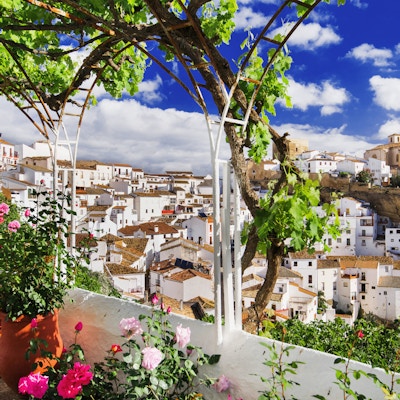 Utsikt over landsbyen Setenil de las Bodegas, en av de vakre hvite landsbyene (Pueblos Blancos) i Andalusia, Spania
