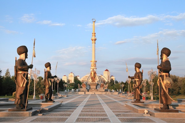 Frihetsmonumentet i solnedgang, Asjkhabad, Turkmenistan.