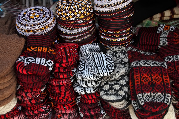 Strikkede tøfler og broderte hatter på Ashkhabad-markedet i Turkmenistan