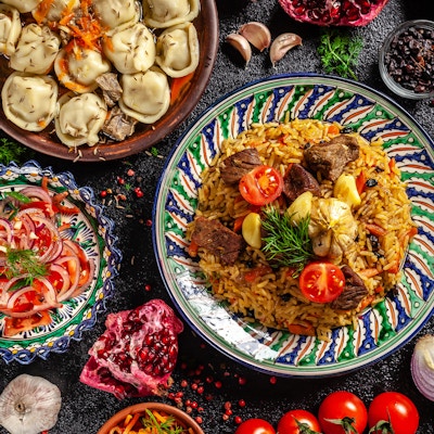 Tradisjonell usbekisk orientalsk mat. Usbekisk familiebord fra forskjellige nasjonale retter til nyttårsferien.