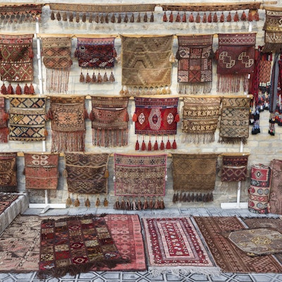 Orientalske håndlagde tepper utenfor en butikk i Bukhara, Usbekistan.